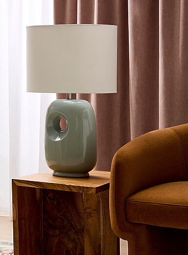 La lampe de table base c&eacute;ramique ajour&eacute;e
