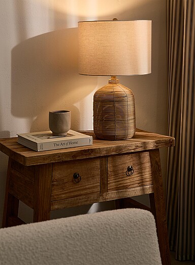 La lampe de table base rotin