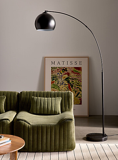 La lampe sur pied arqu&eacute;e noire