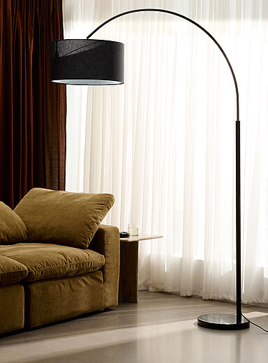 La lampe sur pied arqu&eacute;e abat-jour cylindrique