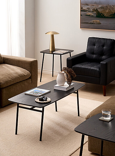 L'ensemble de trois tables en bois