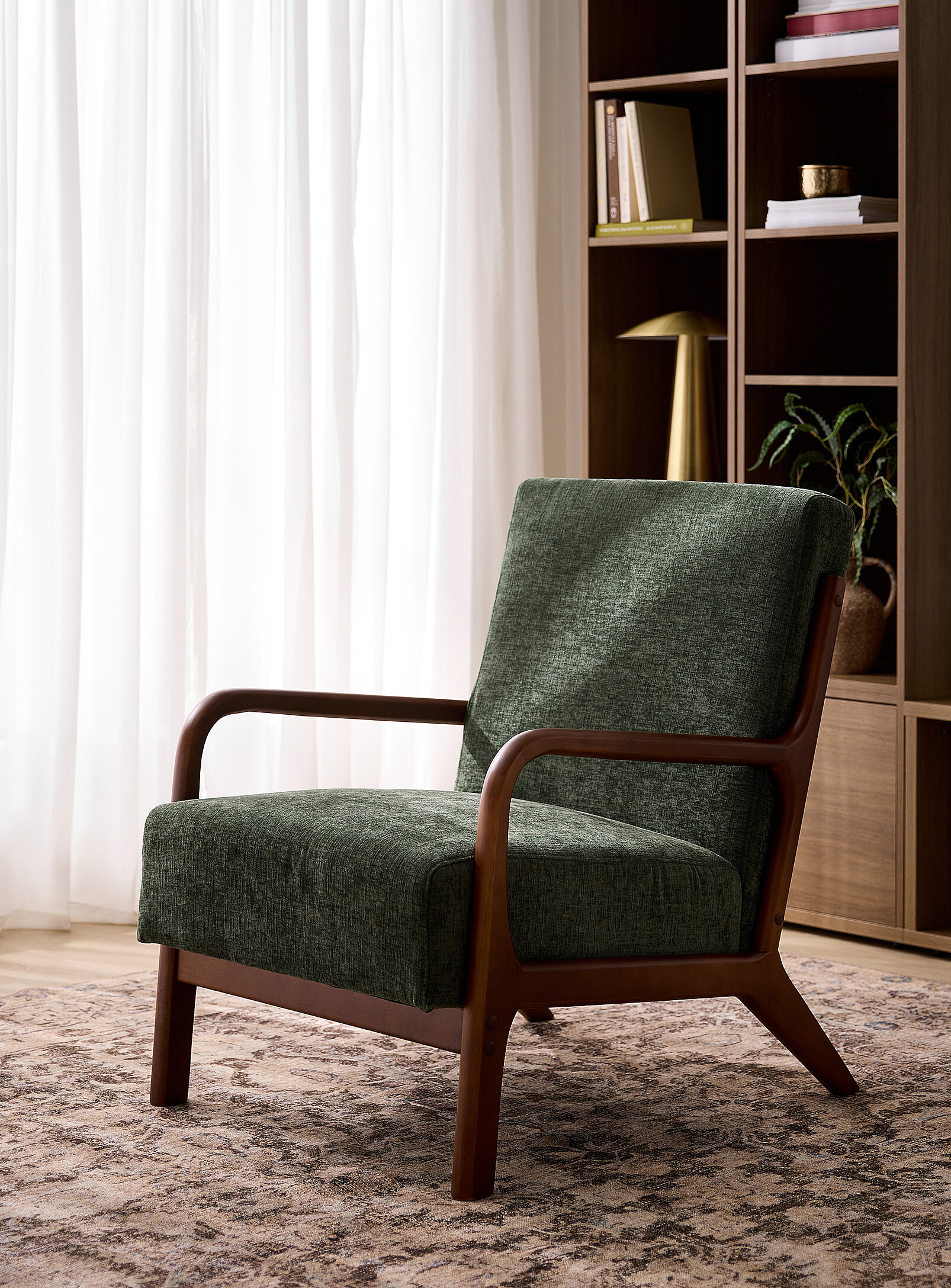 La chaise accent bois foncé et vert forêt