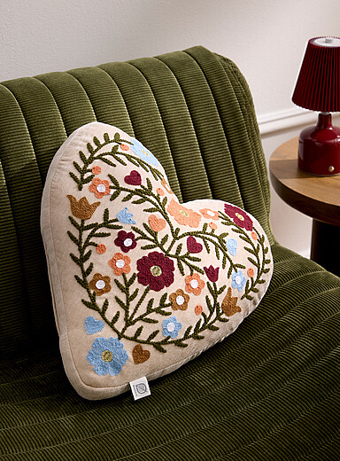 Le coussin c&oelig;ur fleurs brod&eacute;es 38 cm de diam&egrave;tre