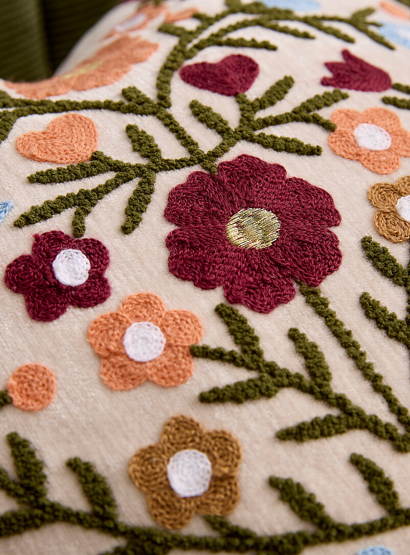Simons Maison: Le coussin c&oelig;ur fleurs brod&eacute;es 38 cm de diam&egrave;tre &Eacute;cru &agrave; motifs