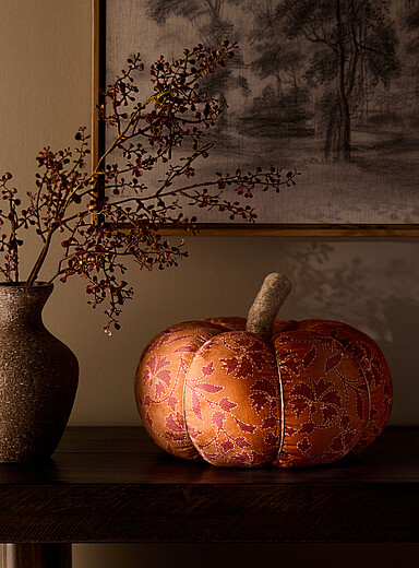Le coussin velout&eacute; citrouille &agrave; feuilles 32 cm de diam&egrave;tre <b>Collection d'Halloween</b>