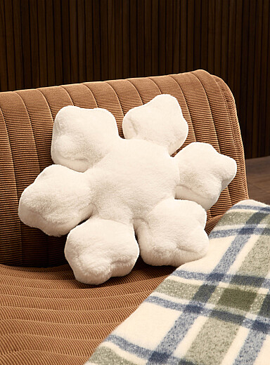 Le coussin fausse fourrure flocon de neige 45 cm de diam&egrave;tre <b>Collection de No&euml;l</b>