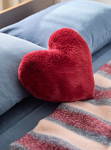 Le coussin c&oelig;ur fausse fourrure 40 x 28 cm