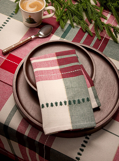 La serviette &agrave; carreaux touche dor&eacute;e et sapins <b>Collection de No&euml;l</b>