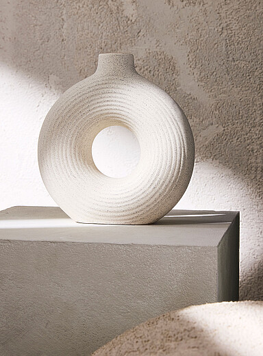 Le vase circulaire c&eacute;ramique rainur&eacute;e