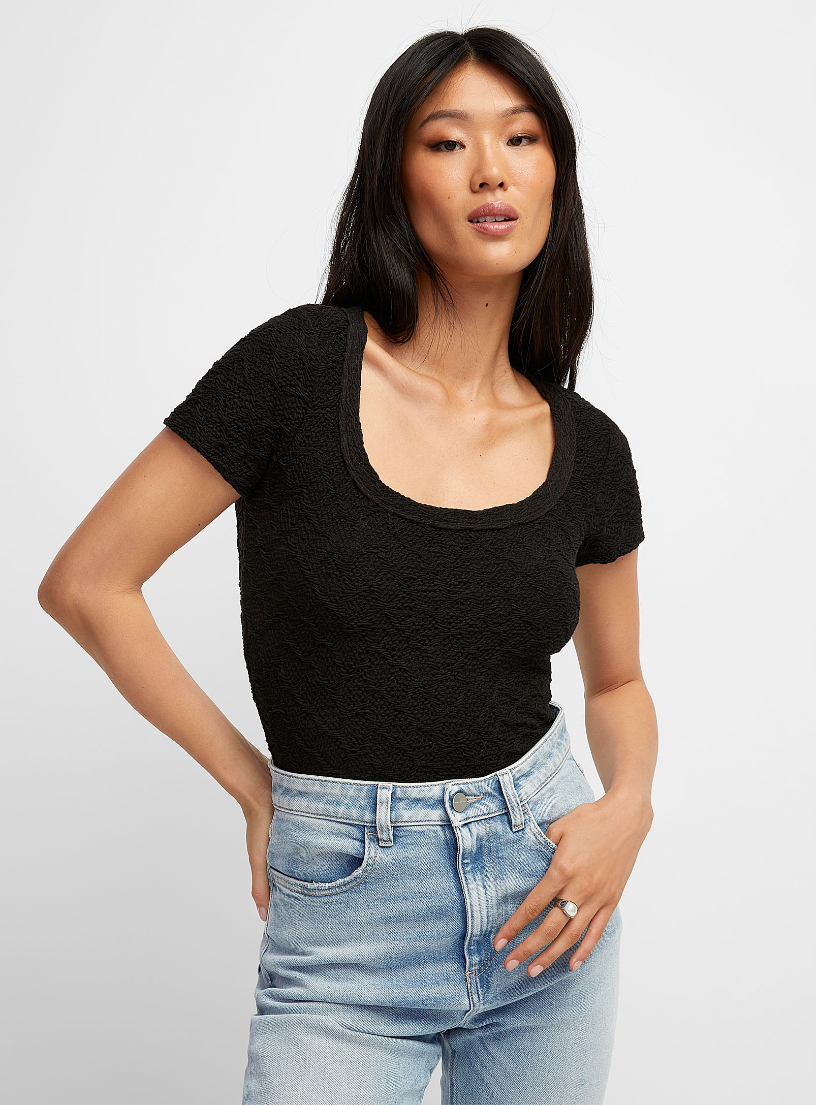 Icone Scoop-neck Textured T-shirt In Black