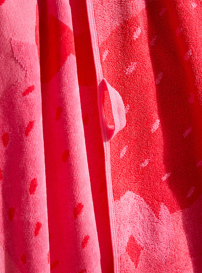 Simons Maison: La serviette de plage fraises coton bio 86 x 160 cm <b>Collection exclusive Vivre dehors</b> Rose &agrave; motifs