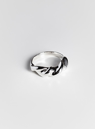 La bague nou&eacute;e en argent sterling