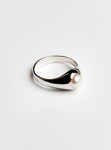 La bague chevali&egrave;re perle nacr&eacute;e en argent sterling