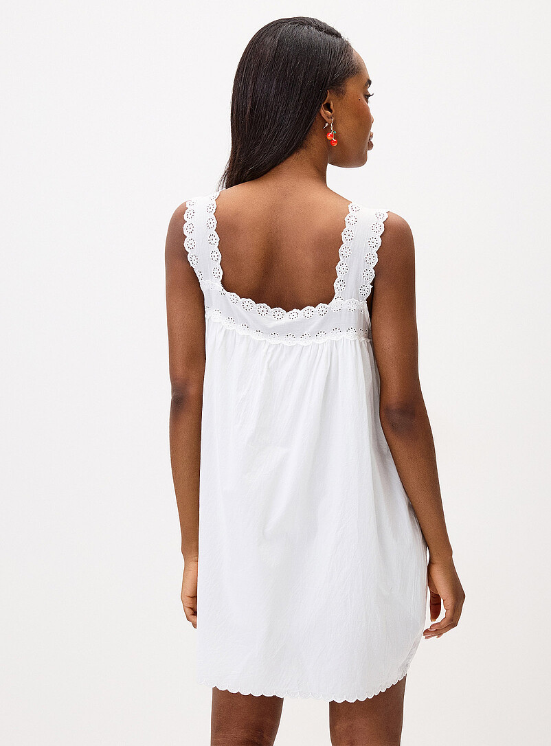 Things Between: La minirobe babydoll broderies fleurs Blanc cass&eacute; pour femme