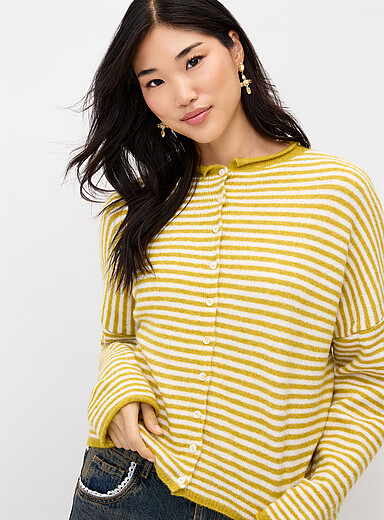 Things Between: Le cardigan tricot duveteux Rouge framboise - Cerise pour femme