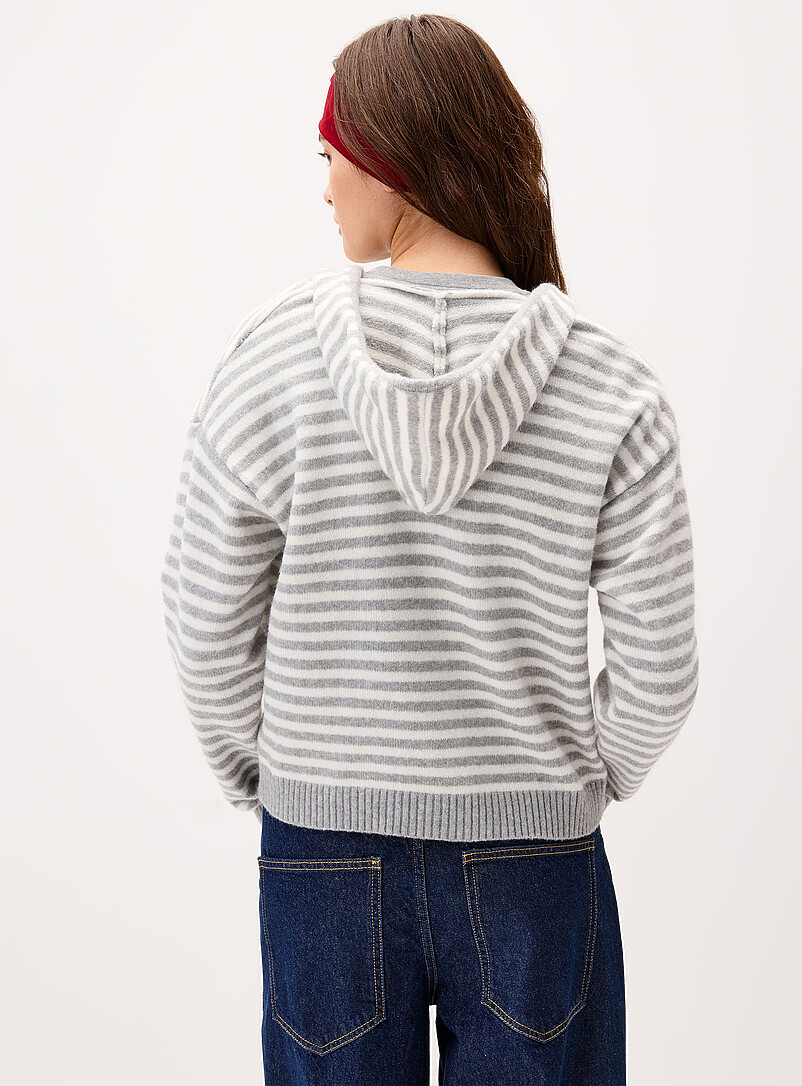 Things Between: Le cardigan zipp&eacute; &agrave; capuche ray&eacute; Gris pour femme