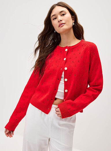 Le cardigan rouge tricot pointelle