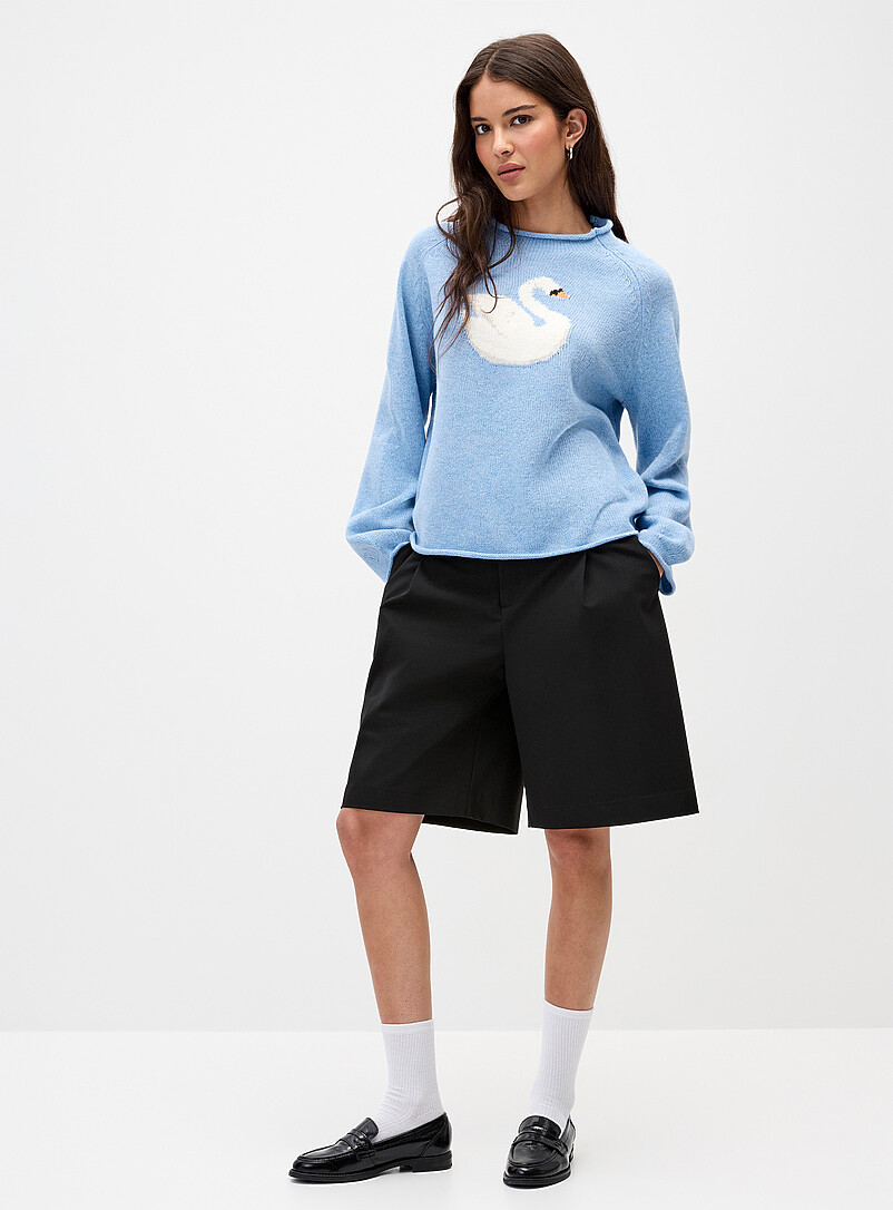 Things Between: Le chandail bordures roulott&eacute;es cygne Bleu p&acirc;le - Bleu ciel pour femme
