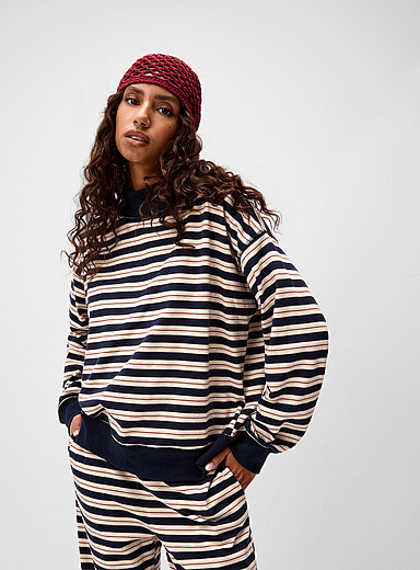Le t-shirt ray&eacute; col montant c&ocirc;tel&eacute;