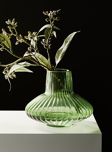 Le vase oblong rainures arrondies verre teint&eacute;