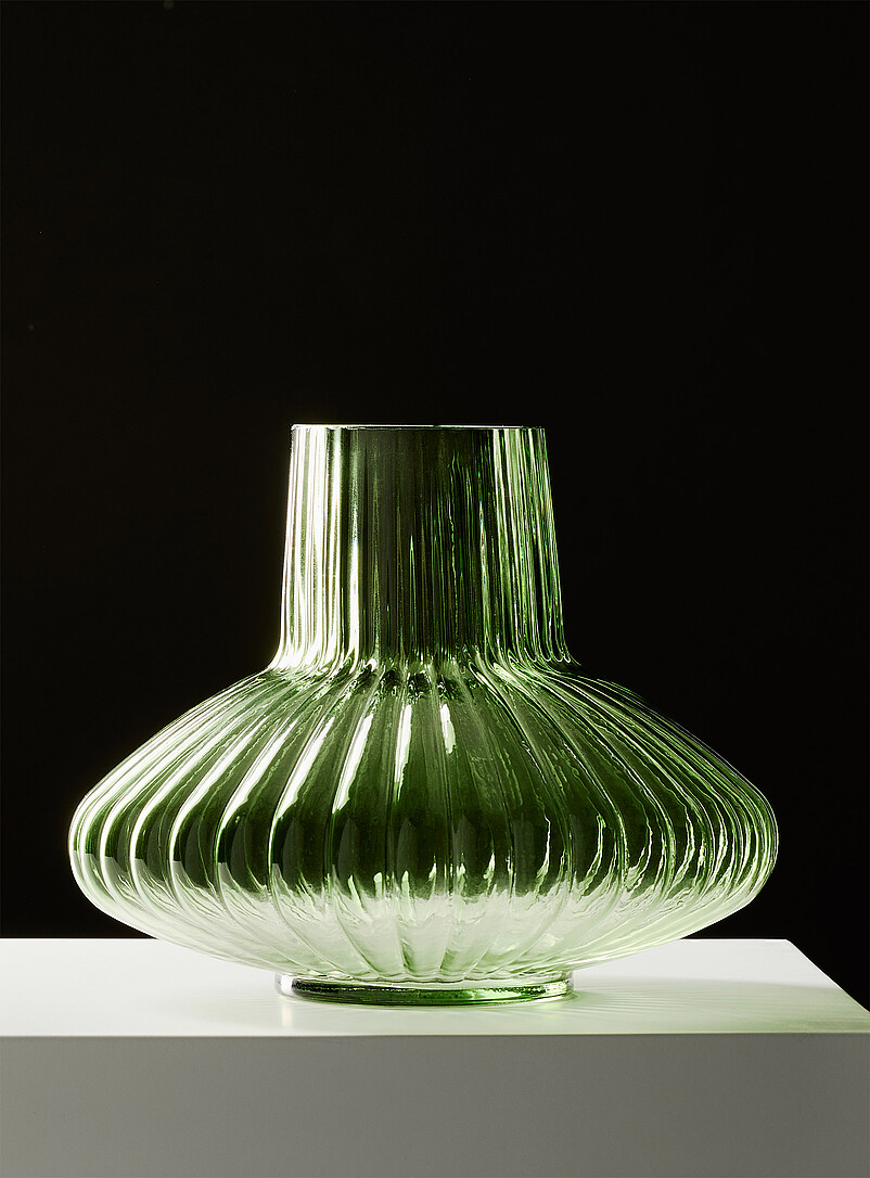 Simons Maison: Le vase oblong rainures arrondies verre teint&eacute; Vert