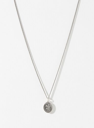 Le collier pendentif fleurs grav&eacute;es