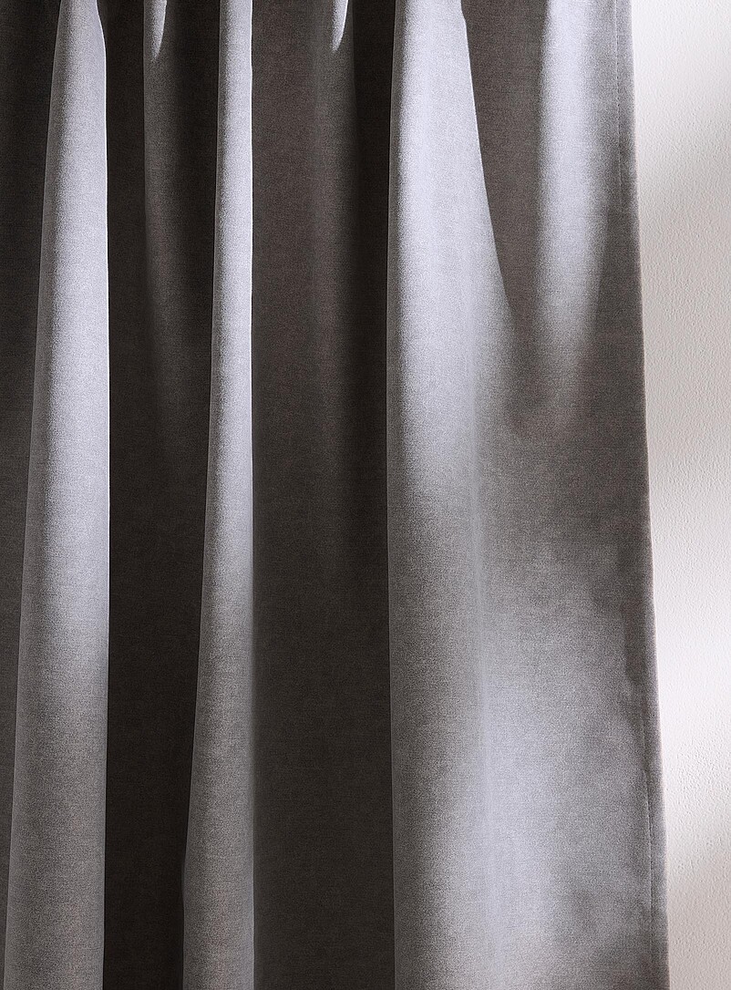 Simons Maison: Le rideau coupe-lumi&egrave;re chin&eacute; velout&eacute; <b>Un panneau</b> 135 x 220 cm Gris clair