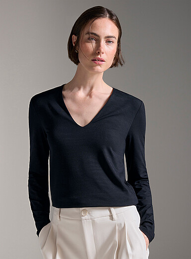 Contemporaine: Le t-shirt fluide dense col V manches longues Noir pour femme