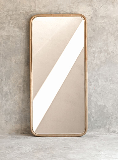Le miroir plein pied bordure rotin