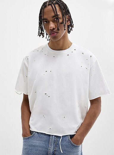 Le t-shirt court d&eacute;chir&eacute; <b>Importation de S&eacute;oul</b>