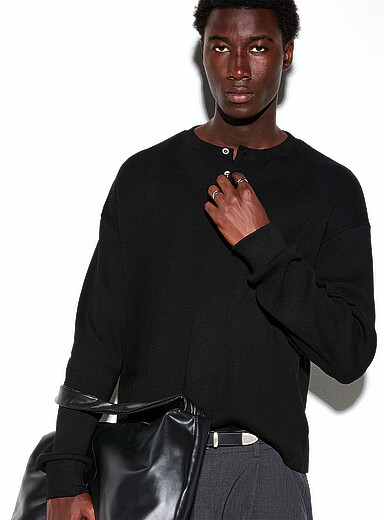 Le t-shirt henley gaufr&eacute; <b>Importation de S&eacute;oul</b>