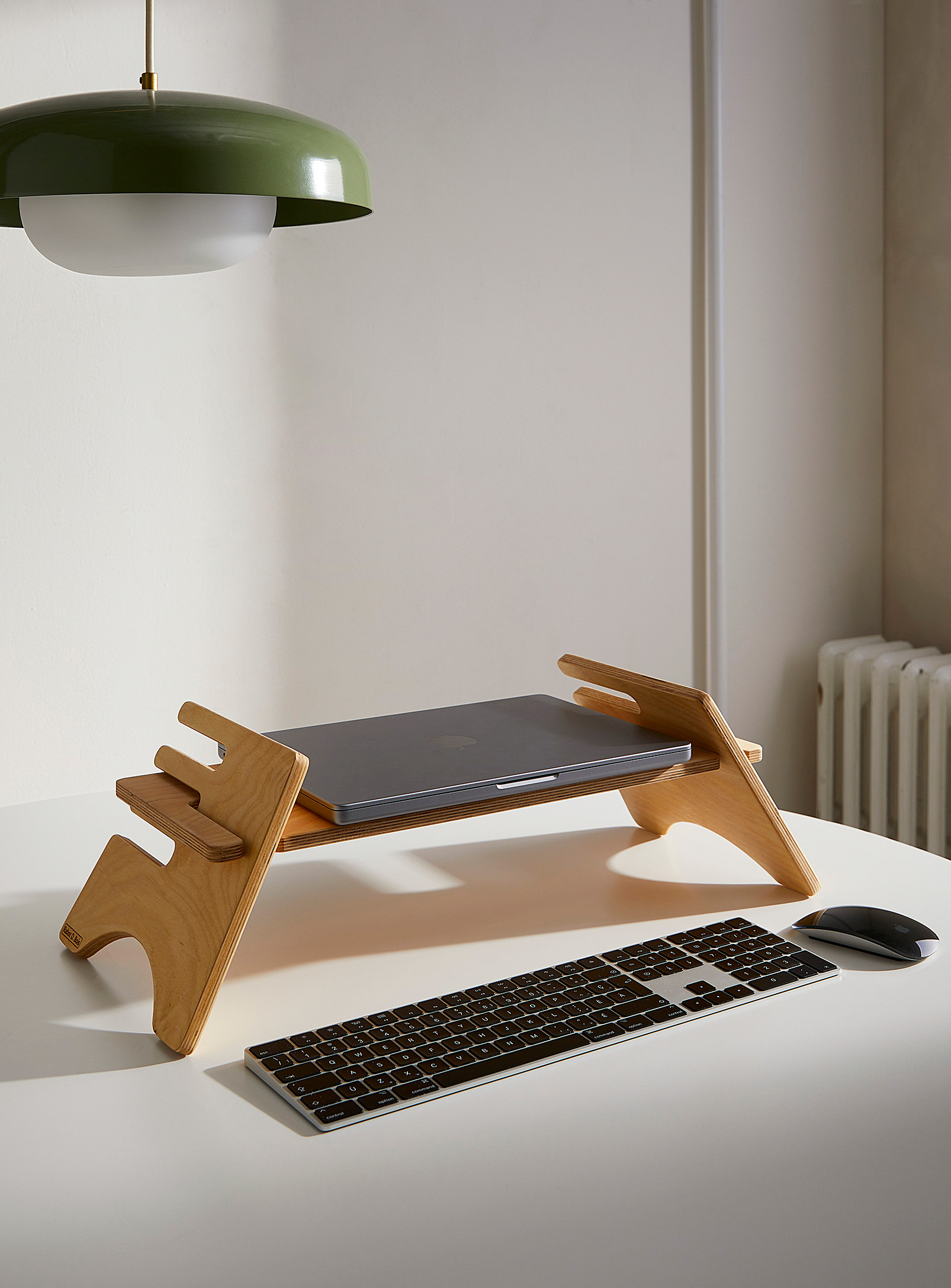 Rabot D. Bois - Adjustable height computer stand