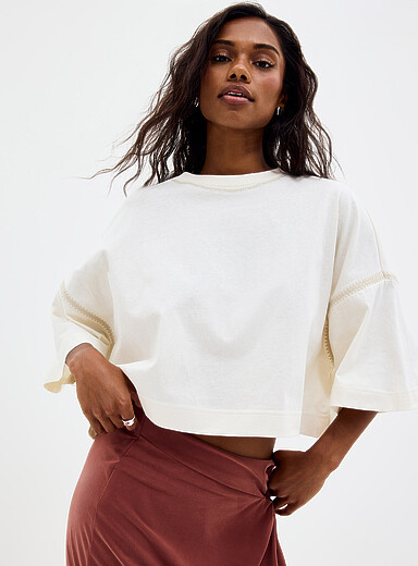 Le t-shirt carr&eacute; broderies subtiles