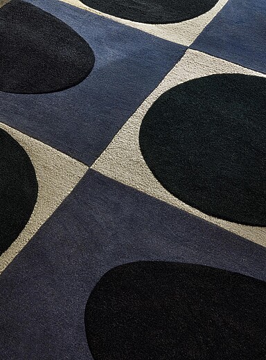 Le tapis pure laine r&eacute;tro pois et carr&eacute;s Voir nos formats offerts