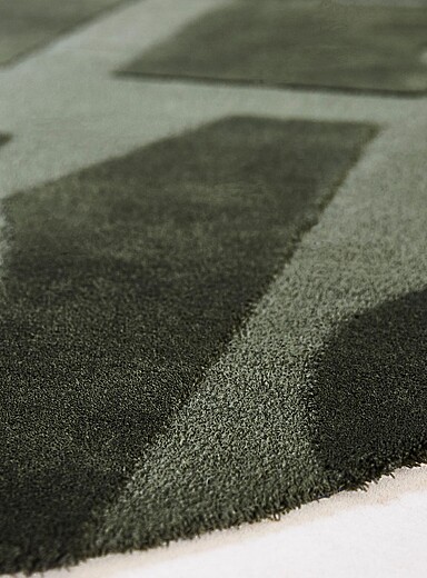 Le tapis pure laine Mural Form vert for&ecirc;t Voir nos formats offerts
