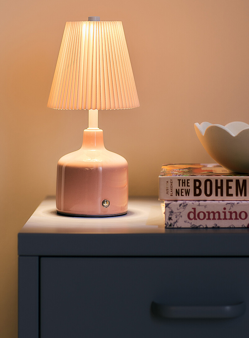 Simons Maison: La lampe de table tactile rechargeable abat-jour pliss&eacute; Blanc cass&eacute;