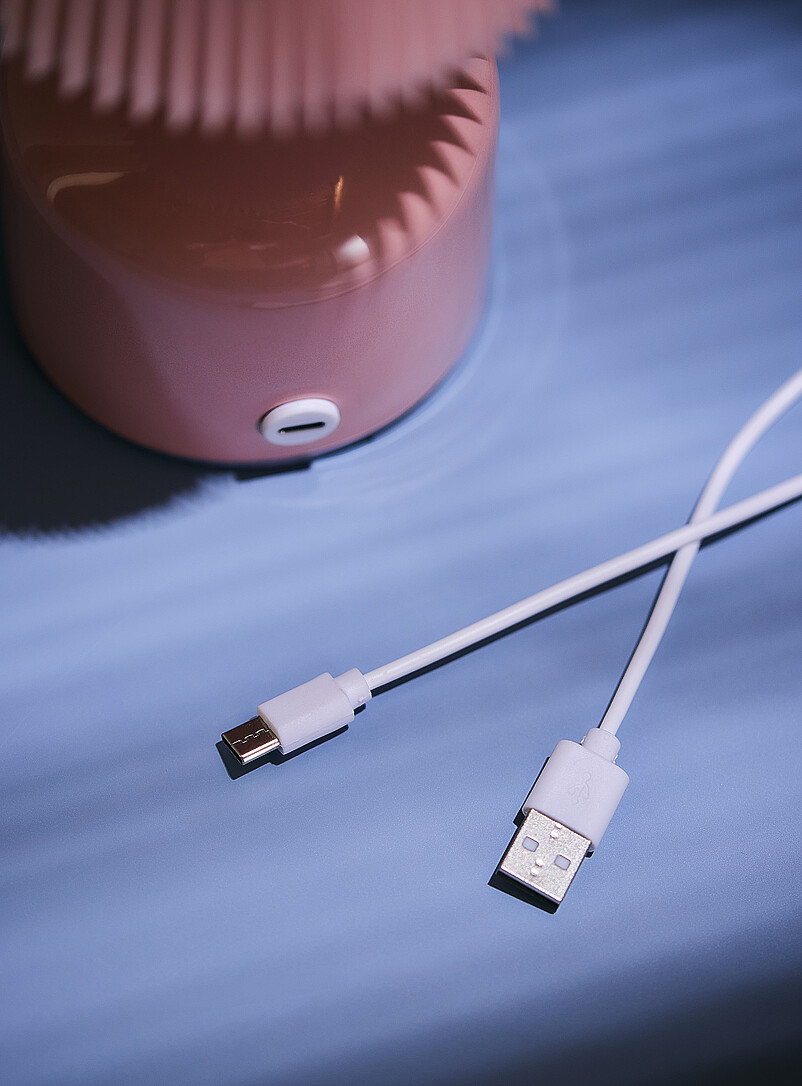 Simons Maison: La lampe de table tactile rechargeable abat-jour pliss&eacute; Blanc cass&eacute;