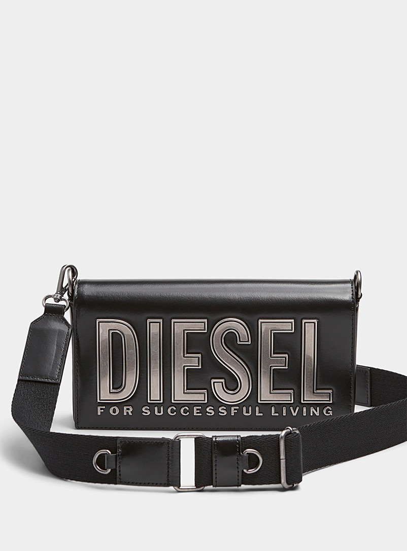 Diesel: Le sac baguette logo métallique Noir pour homme