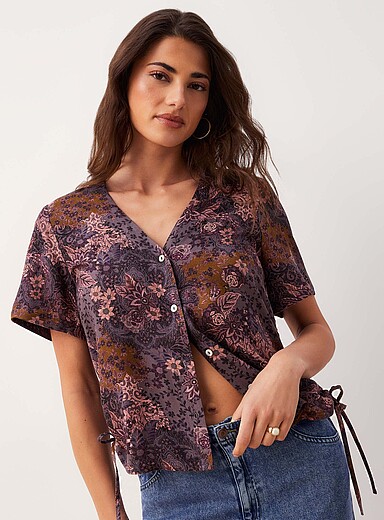 La blouse carr&eacute;e col V taille ajustable