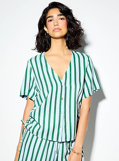 La blouse carr&eacute;e col V taille ajustable