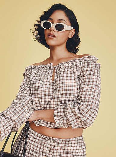 La blouse &eacute;paules d&eacute;nud&eacute;es frisons