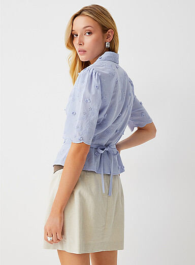 Ic&ocirc;ne: La blouse col crant&eacute; taille cordon broderie anglaise Bleu p&acirc;le - Bleu ciel pour femme