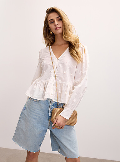 La blouse encolure V fleurs brod&eacute;es voile de coton