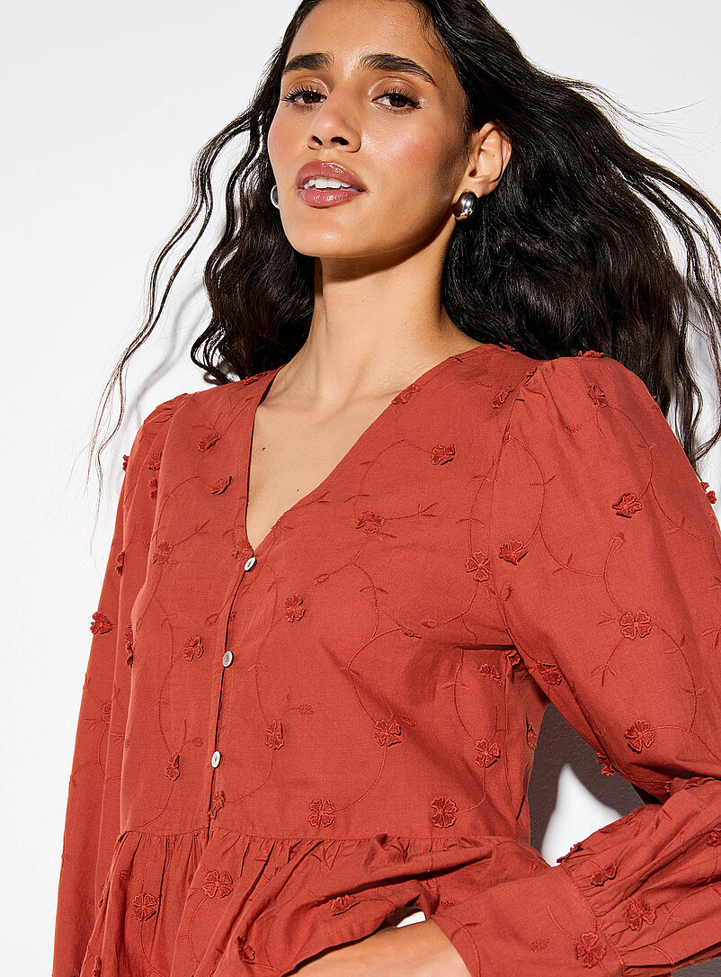 Ic&ocirc;ne: La blouse encolure V fleurs brod&eacute;es voile de coton Orange br&ucirc;l&eacute; pour femme