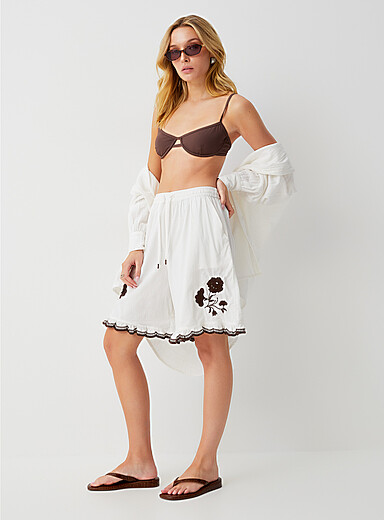 Embroidered flowers ruffled-trim Bermuda short