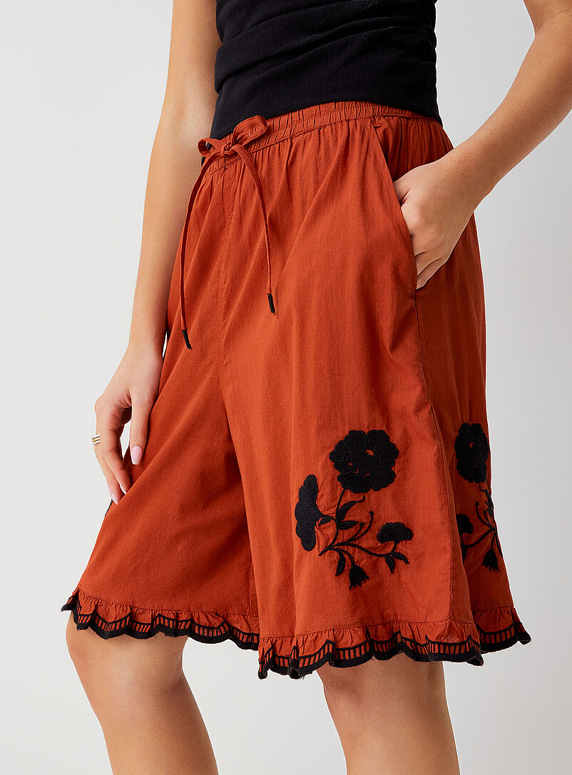 Ic&ocirc;ne: Le bermuda fleurs brod&eacute;es bordures volants Orange br&ucirc;l&eacute; pour femme