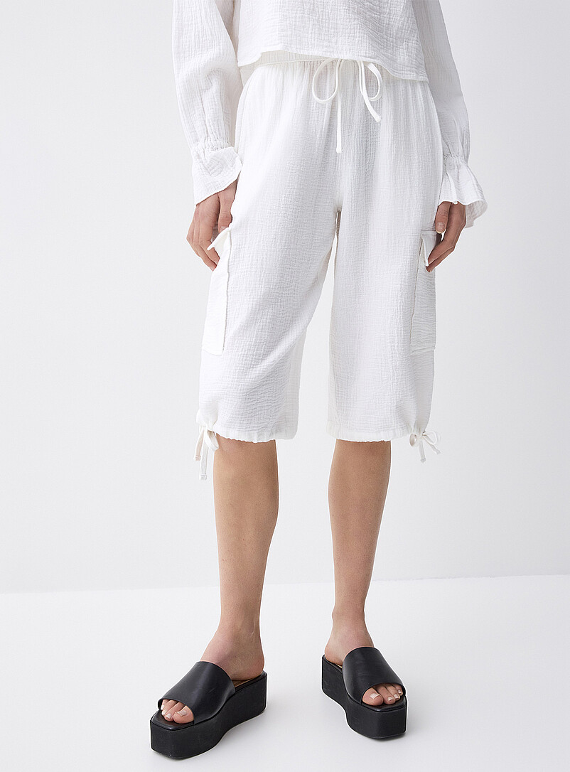 Twik: Le bermuda cargo gaze coton bio Blanc pour femme