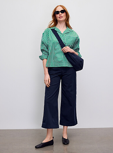 Le pantalon chino marine coton extensible <b>Coupe : jambe large, taille haute</b>