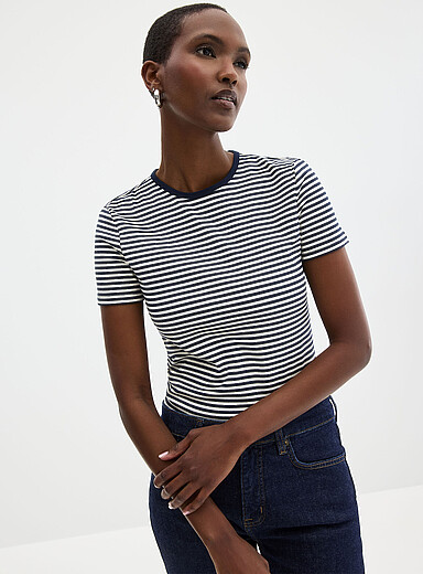 Le t-shirt semi-ajust&eacute; fines rayures