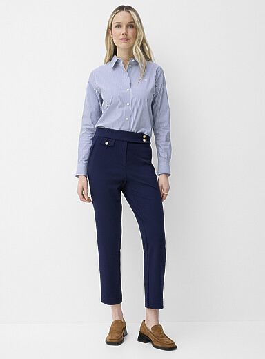 Le pantalon ponte boutons dor&eacute;s <b>Coupe : jambe &eacute;troite, taille r&eacute;guli&egrave;re</b>